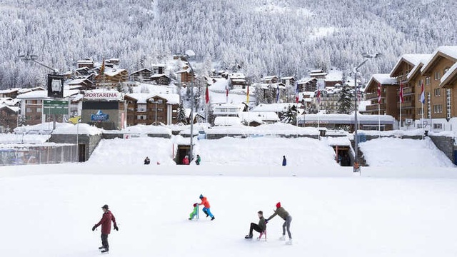 Fotoğraflarla: Binlerce Turisti Alpler'de Mahsur Bırakan Kar Yağışı