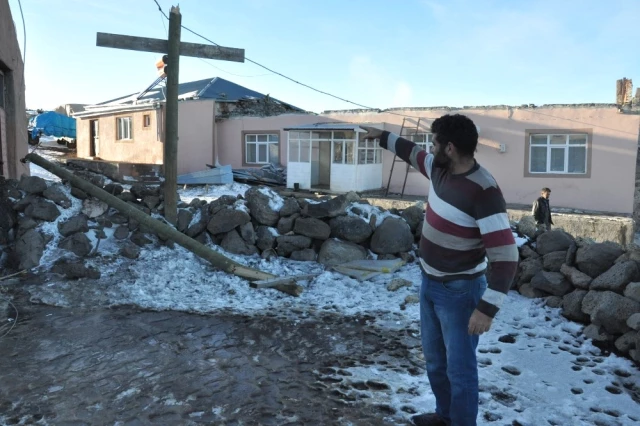 Kars'ta Korku Dolu Gece! Şiddetli Fırtına, Çatıları Metrelerce Uzağa Savurdu