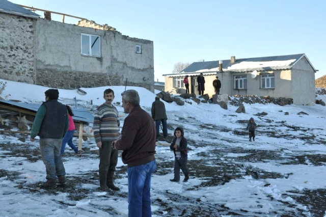 Kars'ta Korku Dolu Gece! Şiddetli Fırtına, Çatıları Metrelerce Uzağa Savurdu