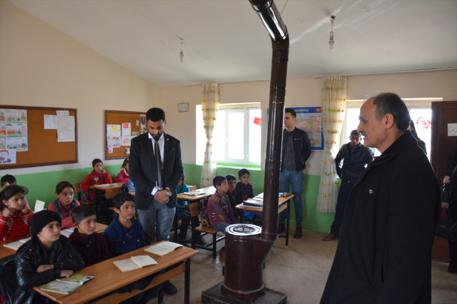 PKK'nın Şehit Ettiği Necmettin Öğretmenin Babası, Oğlunun Okuluna Gitti; Gözyaşları Sel Oldu
