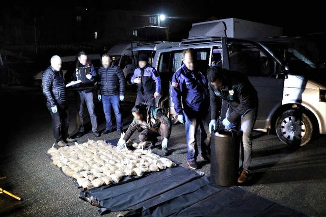 Her Yerinden Uyuşturucu Çıkan Otomobili Yakalayan Polisten
