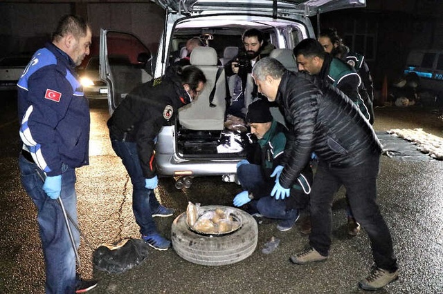 Her Yerinden Uyuşturucu Çıkan Otomobili Yakalayan Polisten