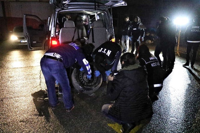 Her Yerinden Uyuşturucu Çıkan Otomobili Yakalayan Polisten