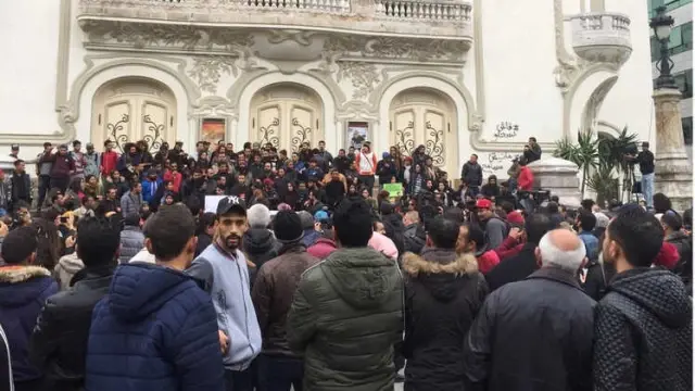 Tunus'ta Bazı Kentlere Ordu Birlikleri Sevk Edildi