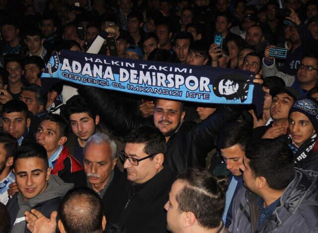 Adana'da Her Yer Mavi Lacivert! Taraftar <a class='keyword-sd' href='/adana-demirspor/' title='Adana Demirspor'>Adana Demirspor</a> için Sokağa Çıktı