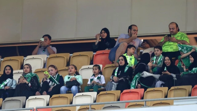 Suudi Arabistan'da Kadınlar İlk Kez Bir <a class='keyword-sd' href='/futbol/' title='Futbol'>Futbol</a> Maçını Stadyumda İzledi