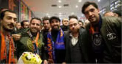 Arda Turan İstanbul'a Ayak Bastı! Taraftarlar Coşkuyla Karşıladı