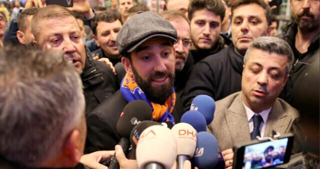 Arda Turan İstanbul'a Ayak Bastı! Taraftarlar Coşkuyla Karşıladı