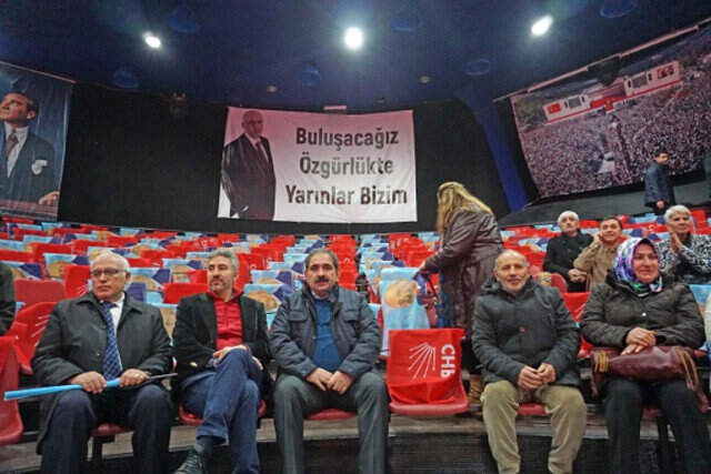 CHP'de Kritik Gün! Kongre Salonundaki Berberoğlu Pankartı Dikkat Çekti