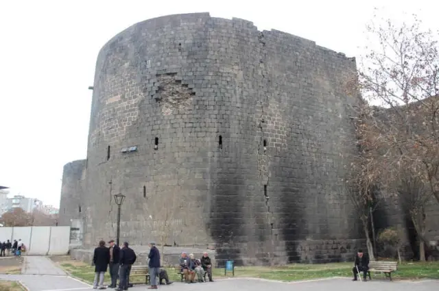 Diyarbakır'da Tarih Dökülüyor! Surlardan Taş Düşmeye Başladı, Uyarı Levhaları Yerleştirildi