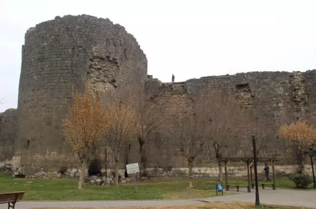 Diyarbakır'da Tarih Dökülüyor! Surlardan Taş Düşmeye Başladı, Uyarı Levhaları Yerleştirildi