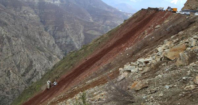 Hafriyat Dökmeye Giden Kamyon Uçurumdan Aşağı Yuvarlandı