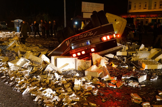 Samsun'da Hamsi Yüklü Kamyon İki Otomobile Çarpıp Devrildi, Tonlarca Hamsi Yola Saçıldı