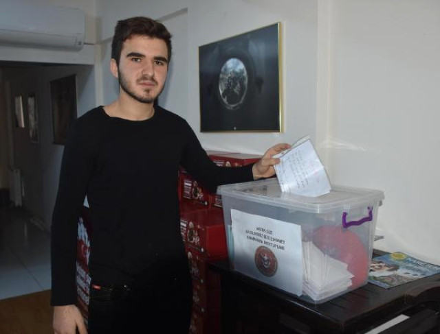 İzmirli Genç, 10 Milyonda Bir Görülen Hastalığa Yakalandı, Bir Sabah Gözlerini Karanlığa Açtı