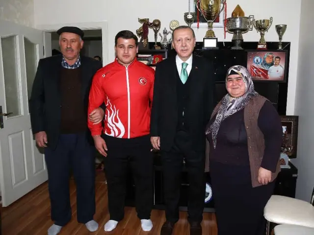 Erdoğan, Milli Güreşçiyi Evinde Ziyaret Etti