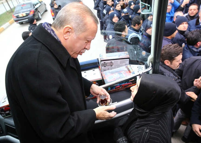 Cumhurbaşkanı Erdoğan'a Tokatlılar <a class='keyword-sd' href='/cay/' title='Çay'>Çay</a> İkram Etti