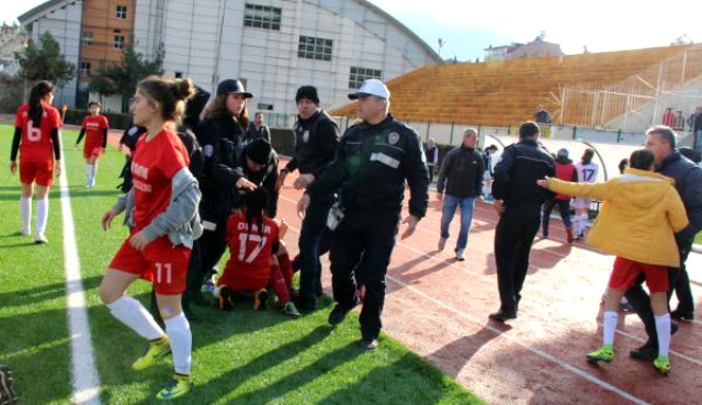 Kadın Futbolcular Kavga Etti, Maç Tatil Edildi