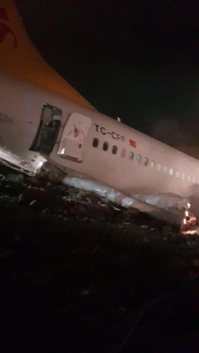 Trabzon'da Yolcu Uçağı İniş Sırasında Pistten Çıkıp Toprağa Saplandı