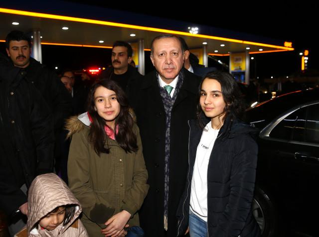 Erdoğan, Uğradığı Bir Tesiste Akşam Yemeği Yiyerek, Vatandaşlarla Sohbet Etti