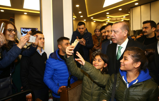 Erdoğan, Uğradığı Bir Tesiste Akşam Yemeği Yiyerek, Vatandaşlarla Sohbet Etti