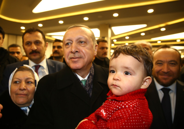 Erdoğan, Uğradığı Bir Tesiste Akşam Yemeği Yiyerek, Vatandaşlarla Sohbet Etti