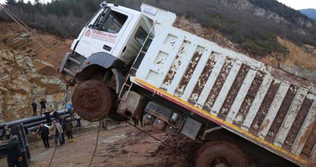 Hafriyat Boşaltırken Uçuruma Yuvarlanan Kamyon Güçlükle Çıkarıldı