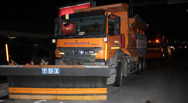 İstanbul'da Kar Hazırlığı! Kar Küreme ve Yol Tuzlama Araçları Yol Kenarlarına Çekildi