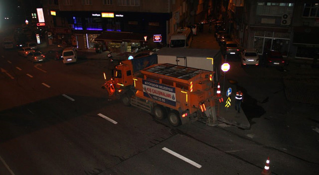 İstanbul'da Kar Hazırlığı! Kar Küreme ve Yol Tuzlama Araçları Yol Kenarlarına Çekildi