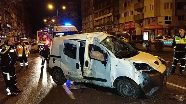 Aracın Kontrolünü Kaybeden Genç, Aydınlatma Direğine Çarptı: 1 Ölü, 2 Yaralı