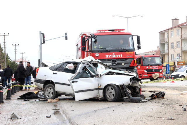 Kamyonet ile Otomobilin Çarpıştığı Kazanın Görüntüleri Ortaya Çıktı