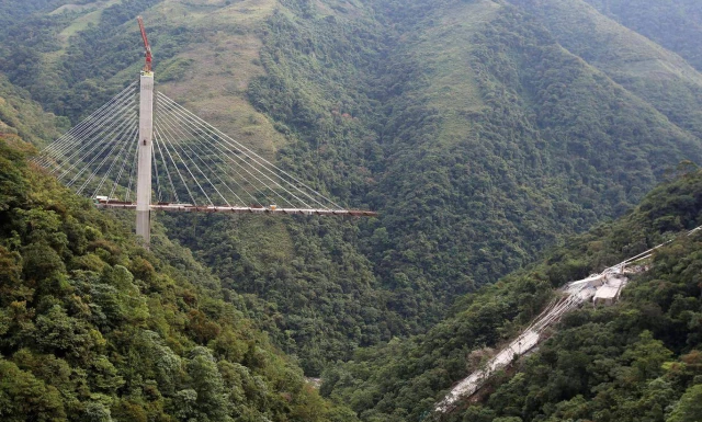 Kolombiya'da Köprü İnşaatı Çöktü, İşçiler 280 Metre Derinliğindeki Vadiye Düştü