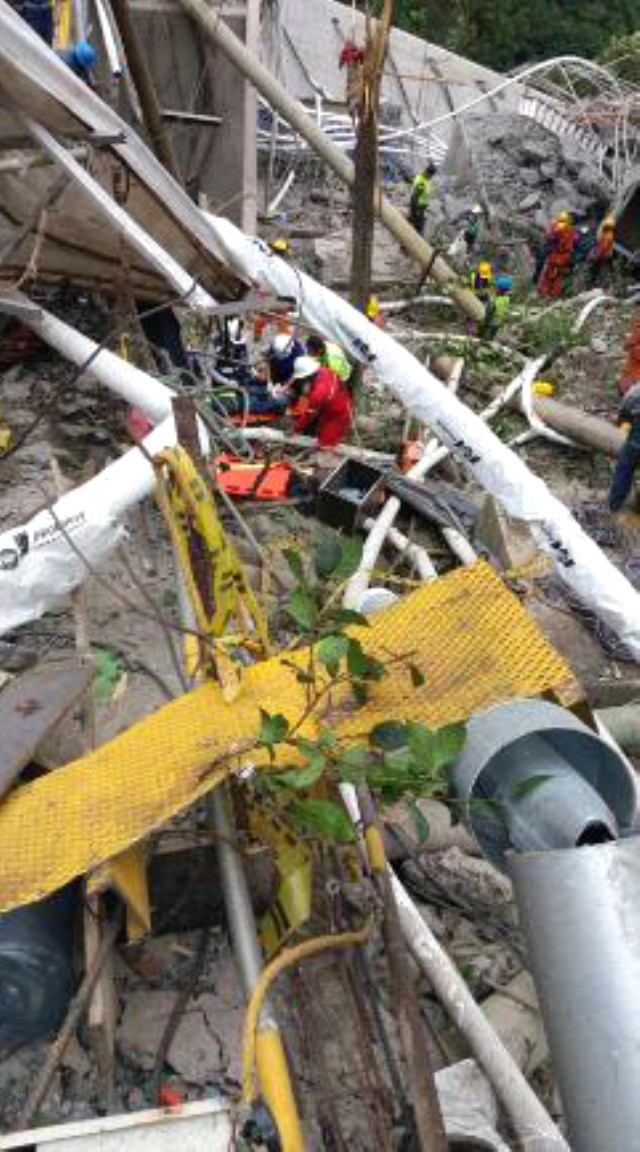 Kolombiya'da Köprü İnşaatı Çöktü, İşçiler 280 Metre Derinliğindeki Vadiye Düştü