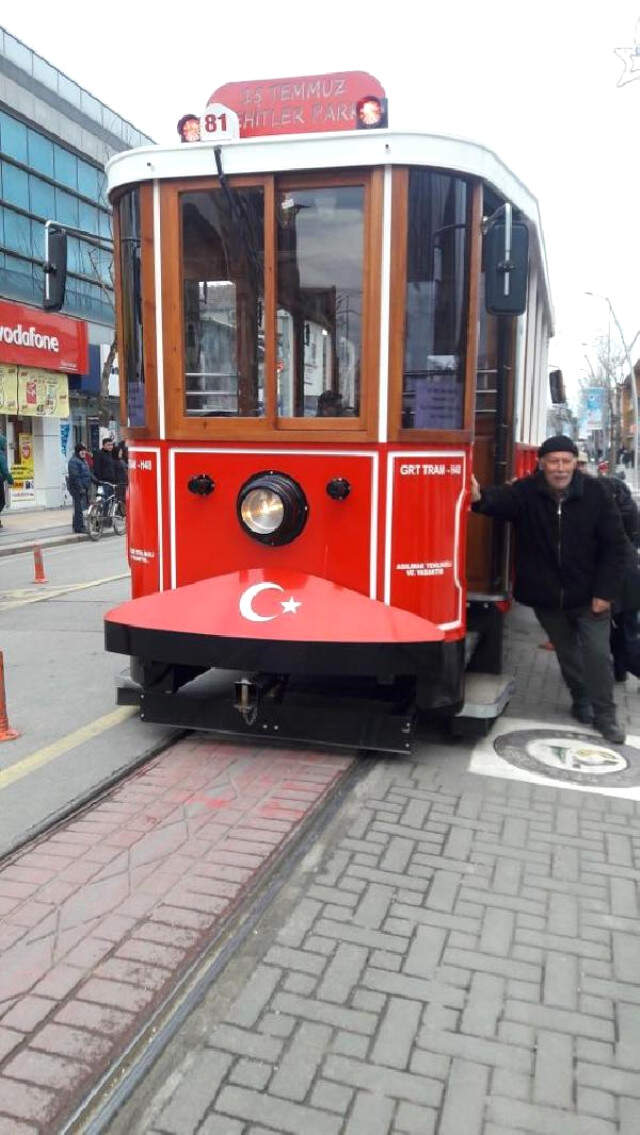 Düzce'de Bozulan Nostaljik Tramvayı, Vatandaşlar El Birliğiyle İtti