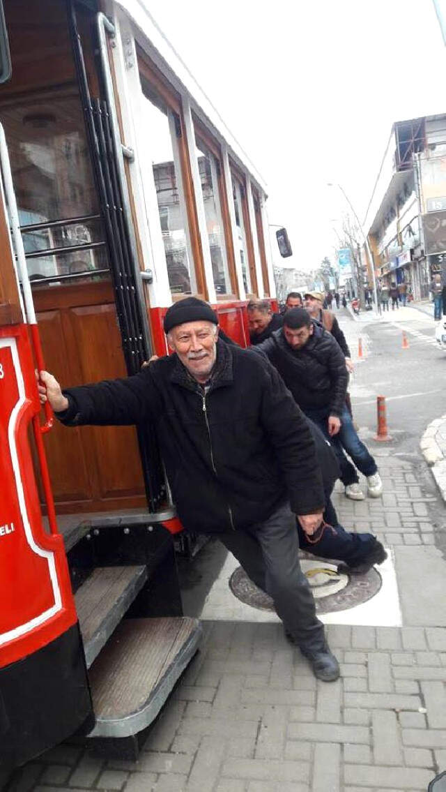 Düzce'de Bozulan Nostaljik Tramvayı, Vatandaşlar El Birliğiyle İtti