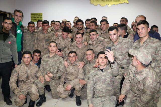 Yusuf Güney'den Suriye Sınırında Mehmetçik'e Moral Konseri