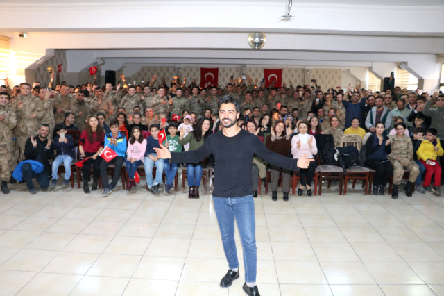 Yusuf Güney'den Suriye Sınırında Mehmetçik'e Moral Konseri