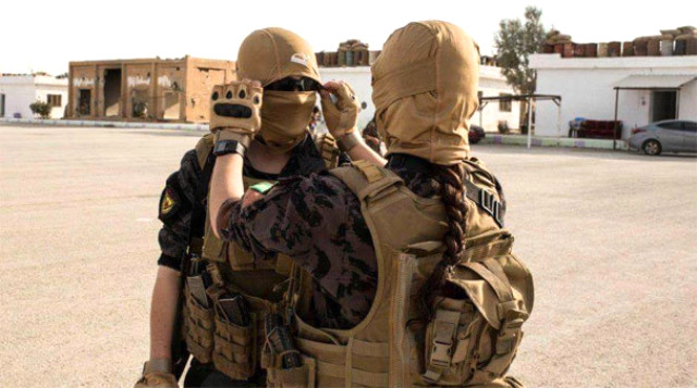 Afrin'deki Paniği Gizlemeye Çalışan YPG'li Kadın Teröristler, Maskeyle Böyle Poz Verdi