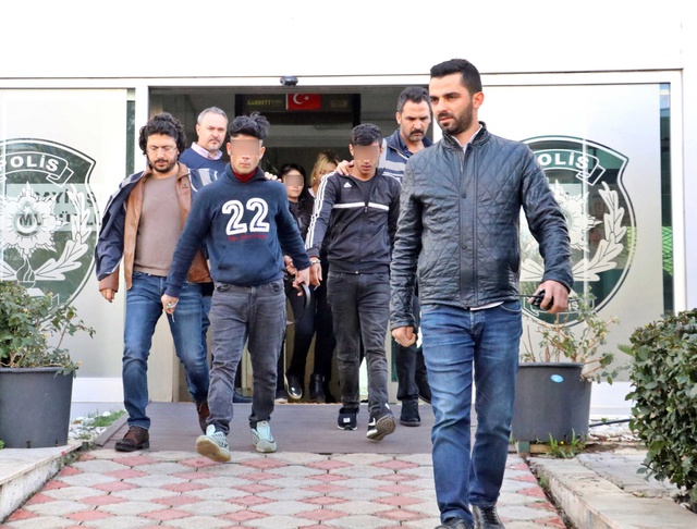 Sosyal Medyada Skandal Canlı Yayın! 13 Yaşındaki Kızı Evire Çevire Dövdü