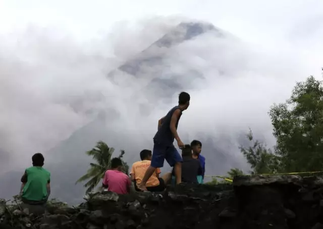 Mayon Yanardağı Lav Püskürtmeye Devam Ediyor