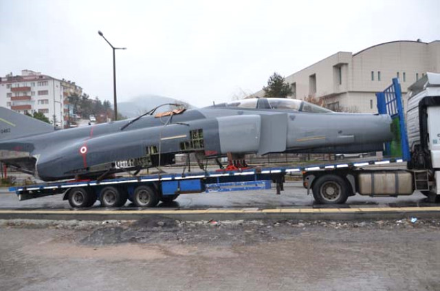 Eğitim İçin Sergilenecek Savaş Uçağı Karayoluyla Ankara'ya Getirildi