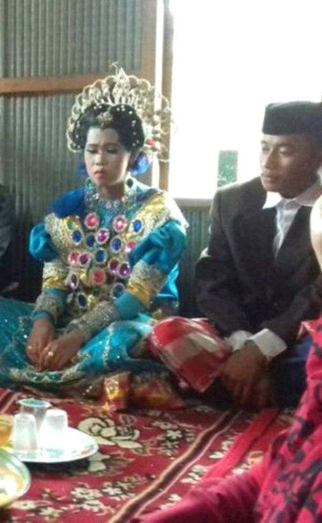 Endonezya'da Tarlada Yalnız Gezen Bir Çift Zorla Evlendirildi