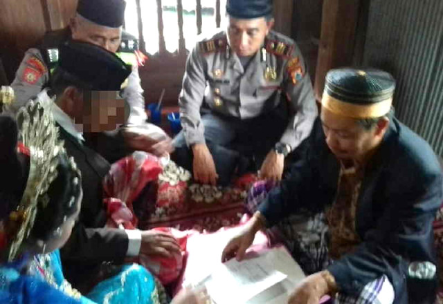 Endonezya'da Tarlada Yalnız Gezen Bir Çift Zorla Evlendirildi