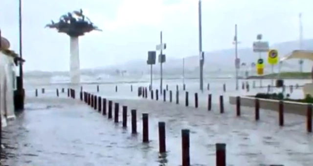 İzmir'de Şiddetli Rüzgar, Hayatı Olumsuz Etkiledi! Deniz Taştı, Caddeler Göle Döndü