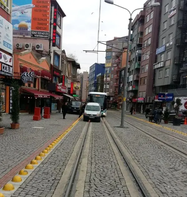 Arabasını Tramvayın Önüne Park Etti, Ceza Kesmek İsteyen Zabıtanın Burnunu Kırdı