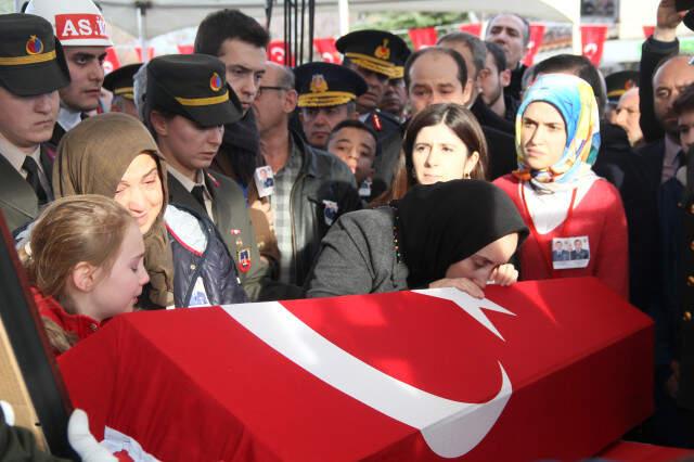 Minik Öykü'den Şehit Babaya Son Dokunuş!