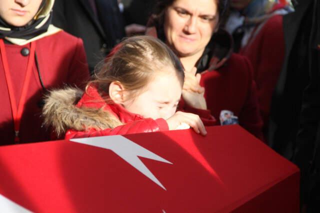 Minik Öykü'den Şehit Babaya Son Dokunuş!