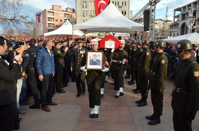 Minik Öykü'den Şehit Babaya Son Dokunuş!