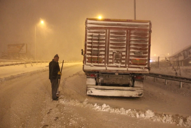 Şiddetli Kar Yağışı TIR'ları Yarı Yolda Bıraktı