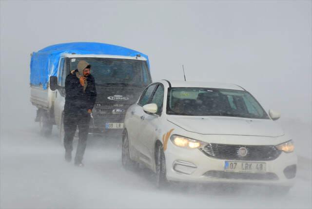 Tendürek Geçidi'nde Ulaşıma Kar ve Tipi Engeli