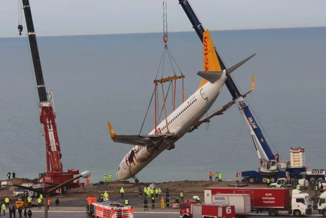Trabzon Havalimanında Pistten Çıkan Uçak, Bulunduğu Yerden Çıkarıldı